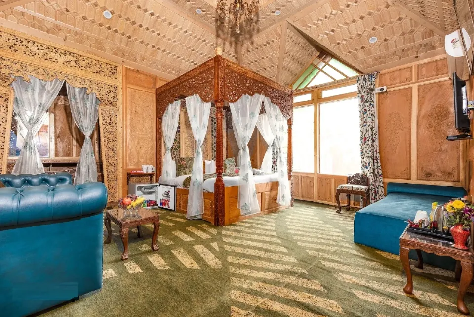 Honeymoon Suite of Houseboats in Kashmir
